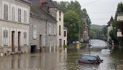 Zaplavené ulice Souppes Sur Loing asi 96 kilometr jin od Paíe.