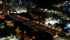 Na slavnosti za svitu svíek v hongkongském parku ekali poadatelé na 100...