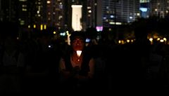 Na slavnosti za svitu svíek v hongkongském parku ekali poadatelé na 100...