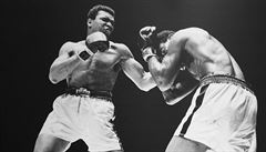 Muhammad Ali (vlevo) v roce 1967 získal svj titul WBA. Ernie Terrell padl.