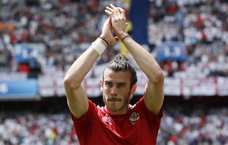 Anglie vs. Wales (Gareth Bale ped zpasem).