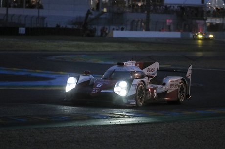 Hybridní Toyota TS050 (6, Toyota Gazoo Racing team) jezdc Mika Conwaye, Kamuie...