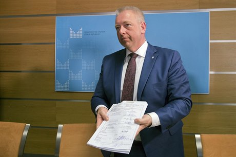 Ministr vnitra Milan Chovanec oznámil, e podepsal kritizovanou reformu policie