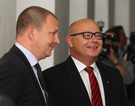 Ondrej Páleník (vpravo) u soudu v jedné z vtví kauzy Nagyová.