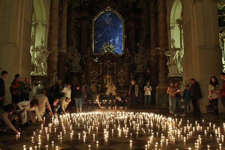 Moe svtel - tradiní salvátorský svtelný objekt vytvoený ze svíek ve...