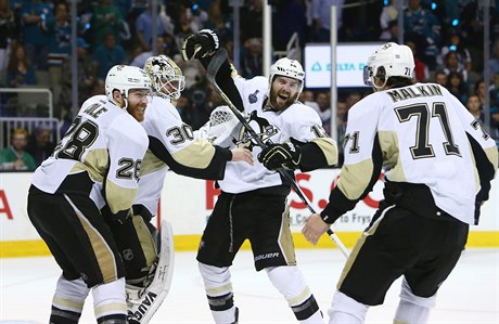 Je konec. Hokejisté Pittsburghu se radují ze zisku Stanley Cupu.