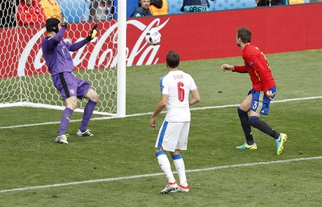 Gerard Piqué práv stílí branku.