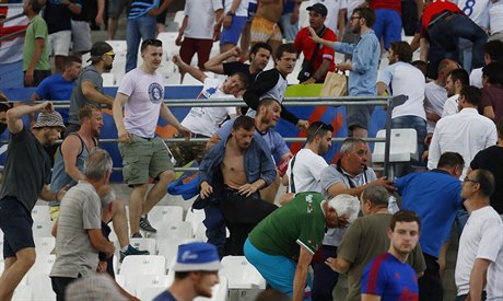 Po skonení zápasu v Marseille vypukly v hlediti rvaky mezi anglickými a...