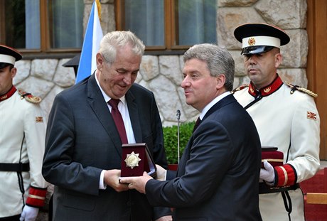 eský prezident Milo Zeman (vlevo) s makedonským prezidentem orgem Ivanovem,...