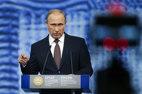 Projev Vladimira Putina na mezinárodním ekonomickém fóru v Petrohradu.