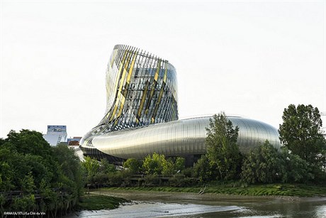 Muzeum vína je novou architektonickou chloubou Francie, stojí ve mst Bordeaux.