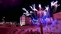 Slavné kasino a hotel Riviera v americkém Las Vegas doprovázel k zemi ohňostroj. Slavné kasino a hotel Riviera v americkém Las Vegas doprovázel k zemi ohňostroj.