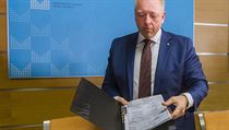 Ministr vnitra Milan Chovanec ukazuje podpisy na dohodě o policejní reformě Ministr vnitra Milan Chovanec ukazuje podpisy na dohodě o policejní reformě