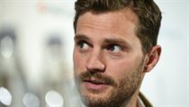 Jamie Dornan na tiskov konferenci v Karlovch Varech