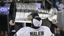 Tak Jevgenij Malkin se raduje z druh triumfu s Pittsburghem.