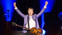 McCartneyho doprovz skupina v ele s klvesistou Paulem Wickensem, s nm...