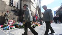 Věnce u pamětní desky přišli položit politici a vojáci. | na serveru Lidovky.cz | aktuální zprávy