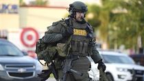 Člen zásahové jednotky SWAT před klubem Pulse v americkém Orlandu. | na serveru Lidovky.cz | aktuální zprávy