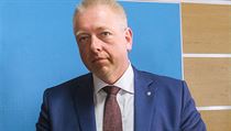 Ministr vnitra Milan Chovanec ukazuje podpisy pod policejní reformou. | na serveru Lidovky.cz | aktuální zprávy