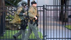 lenové zásahové jednotky SWAT ped klubem Pulse v americkém Orlandu.