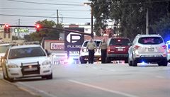 Policejní auta ped klubem Pulse v americkém Orlandu.