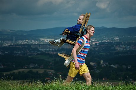 Na Mont Blanc je chce vynést ve speciáln upravených krosnách skupina nadenc....