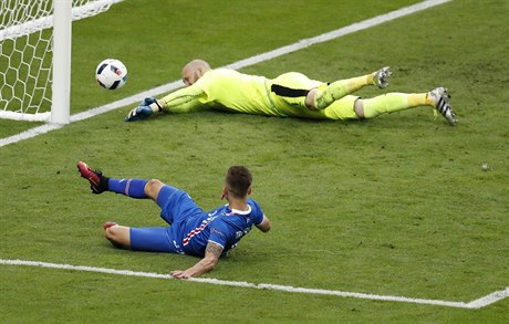Vítzný gól Islandu.