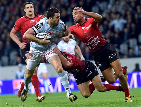 Toulon (ve svtlém) a Racing 92 (ervené dresy) eká letos u tvrté mení...