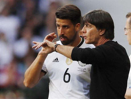 Trenér nmecké fotbalové reprezentace Joachim Löw se pi rozdávání pokyn spoléhá mimo jiné na poítaovou analýzu soupee.