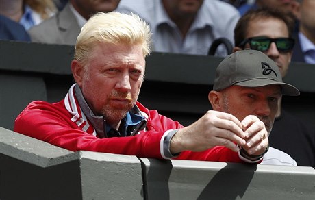 Boris Becker sleduje Novaka Djokovie.