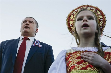 Sergej Aksjonov (vlevo), souasný premiér Autonomní republiky Krym, zpvem...