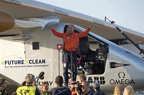 Pilot Bertrand Piccard slaví pistání v Seville.