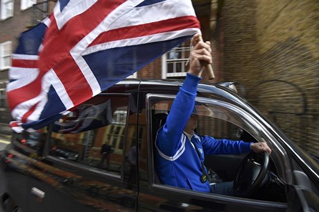 idi taxi slaví konené výsledky referenda. Ulicemi Londýna projídí s vlajkou.