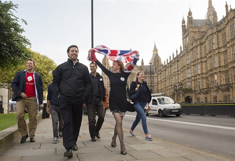 Volii, kteí se vyjádili pro odchod Velké Británie z Evropské unie, oslavují...