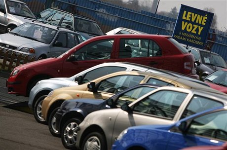 Místo do eských autobazar vozí majitelé své ojeté vozy prodat do Nmecka. Prý je lepí cena.