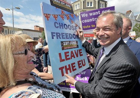 Nigel Farage, lídr strany UKIP a jeden z vdích hlas pro brexit. Kdy v den...