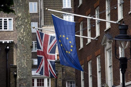 Evropská a britská vlajka na zdi Evropského domu v Londýn.