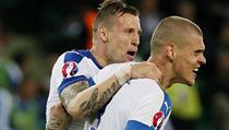 Dvojice slovenskch stoper Jn urica (vlevo) a Martin krtel si spolu nezad....