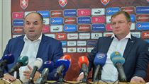 Zleva pedseda Fotbalov asociace R Miroslav Pelta a trenr fotbalov...
