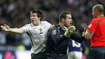 Sean St Ledger (vlevo) a Shay Given reklamují ruku Thierryho Henryho u... | na serveru Lidovky.cz | aktuální zprávy