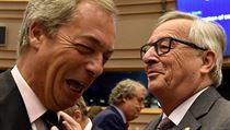 Pedseda Evropsk komise Jean-Claude Juncker (vpravo) se zdrav s Nigelem...