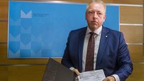 Ministr vnitra Milan Chovanec ukazuje podpisy pod policejní reformou. | na serveru Lidovky.cz | aktuální zprávy