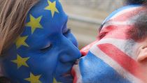 Mladý pár s obličeji pomalovanými vlajkou EU a UK se líbají v Berlíně na... | na serveru Lidovky.cz | aktuální zprávy
