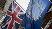 Těsná většina voličů rozhodla. Británie by měla vystoupit z EU Těsná většina voličů rozhodla. Británie by měla vystoupit z EU