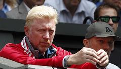 Boris Becker sleduje Novaka Djokovie.