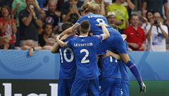 Anglie vs. Island (radost po druhém gólu Islandu).