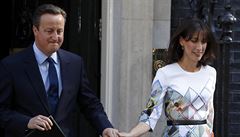 Britský premiér David Cameron pichází ped novináe  se svým projevem k...
