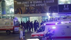 Policie a záchranái ped istanbulským letitm