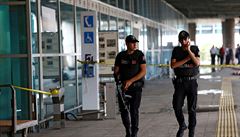 Policie na istanbulském letiti.