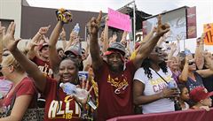 Jásající dav vítá basketbalisty Clevelandu.